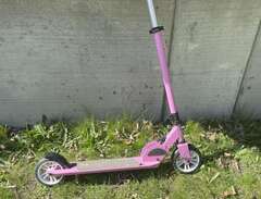 En rosa sparkcykel från Sti...