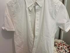 Kortärmad vit skjorta från...
