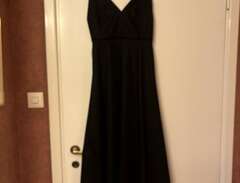 En svart klänning från COS