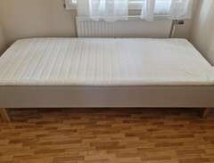 Säng Ikea 90 cm, nyskick