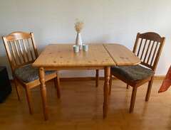 Köksbord och två stolar