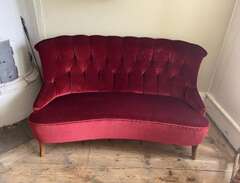 Röd soffa i sammet/velour/p...