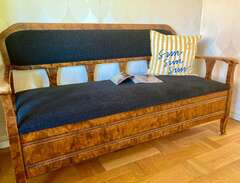 Antik soffa med förvaring
