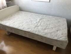 Säng 120 cm bred inkl sängg...