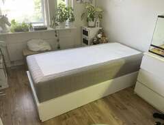 Ikea säng (resårbotten och...