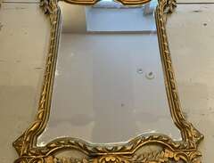 Gammal spegel i barock stil