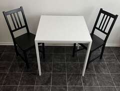 köksbord med två stolar