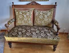 Antik vacker soffa med stolar