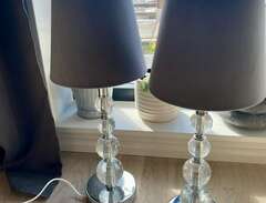 2 vackra lampor med lampskä...