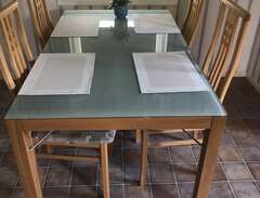 Matbord och fyra stolar