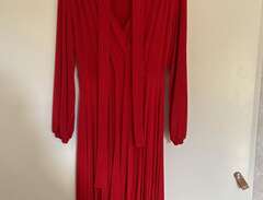 röd klänning från jumperfab...