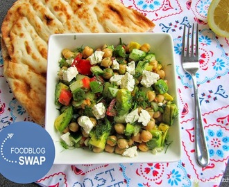 Salade van kikkererwten met feta, avocado en groene kruiden (foodblogswap)