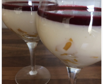 Yoghurt pannacotta met bosvruchtencoulis en mango