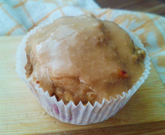 Celozrnné muffiny s ovocím a karamelovou polevou