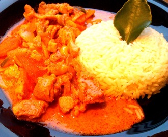 Thai vörös curry csirkével, mogyoróval és zöldségekkel