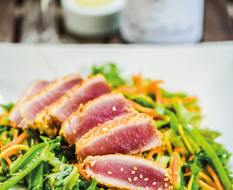 Snabbhalstrad sesamkryddad tonfisk på kryddhet salladsbädd kräver sin riesling