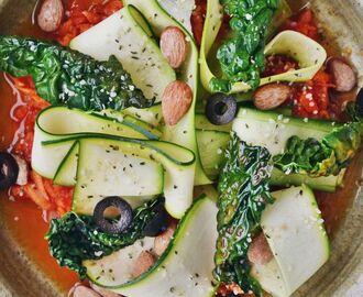 Vegansk morot- och tomatsås med zucchiniband