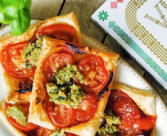 Kookboek Vis & Veg van Uitgeverij Snor - Tomaten-pistou taartje (Tomaten met bladerdeeg, pesto en mozzarella)