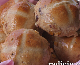Γλυκά ψωμάκια (hot cross buns), από την Luise και το radicio.com!