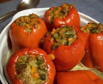 Gefüllte Paprika mit Hackfleisch und Gemüse