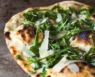 Vit och grön pizza med Pesto, Kapris och Parmesan