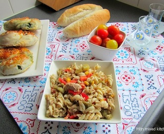 Makarna salatası (Turkse pastasalade met tonijn en groenten)