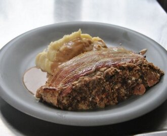 Köttfärslimpa med fetaost och bacon