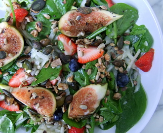 Spinat und Feigen Salat mit Beeren und Nüssen