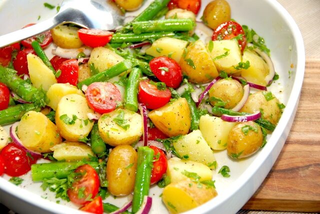 Kartoffelsalat med asparges, tomat og sennepsdressing