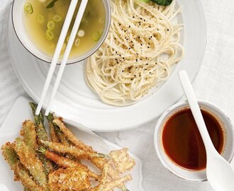 Kalla japanska udonnudlar med het misobuljong och tempura