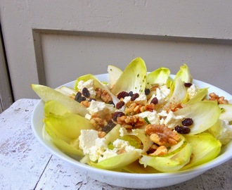 Salade van witlof, peer, walnoten en rozijnen
