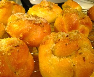Thanksgiving is all packed up…the oven is hot….homemade garlic knots to go with tonights pasta