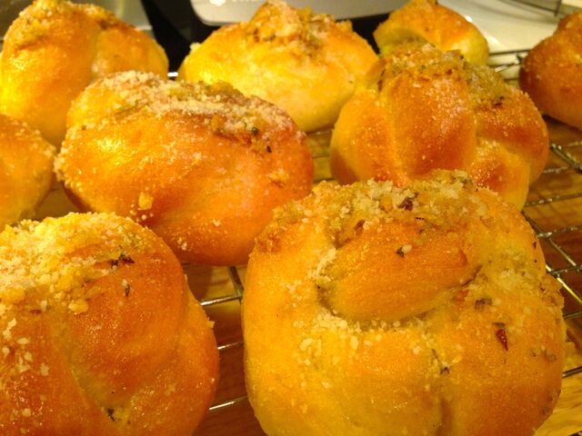 Thanksgiving is all packed up…the oven is hot….homemade garlic knots to go with tonights pasta