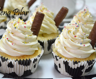 Cupcakes de chocolate blanco con frosting de queso y chocolate blanco