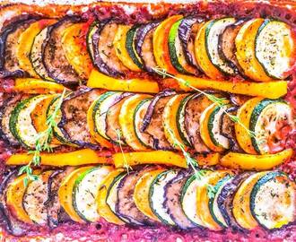 Layers of roasted veggies: Geroosterde groenten uit de oven met zoete aardappel in tomatensaus
