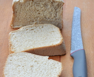 Pane bianco soffice senza glutine con macchina del pane