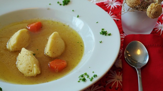 Zeleninová polievka so syrovými knedlíčkami