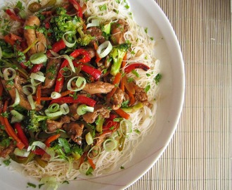 Fideos de arroz chinos con pollo y verduras