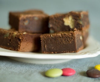 Vanilkový brownies s lentilkami & orechmi