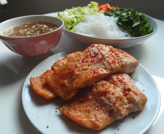 Vietnamský šalát z tenkých ryžových rezancov a zeleniny s lososom (alebo kuraťom)