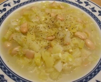 Zuppa di cavolo cappuccio, patate e cannellini (con semi di finocchio)