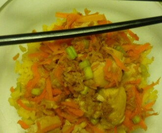 Ensalada oriental de arroz y pollo con crujiente