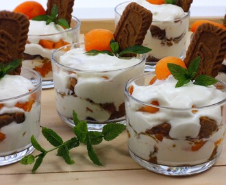 Smetanový dezert s meruňkami a karamelovými sušenkami