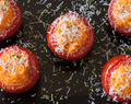 Gevulde tomaten met zoete aardappel & quinoa