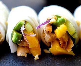 Supergezonde snack: rolletjes gevuld met avocado, kip en mango