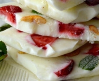 Gezonde froyo snack: frozen yoghurt met aardbei, cashewnoten en munt