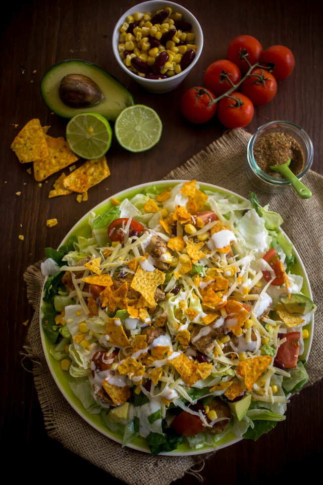 Μεξικάνικη σαλάτα με κοτόπουλο, αβοκάντο και tortilla chips