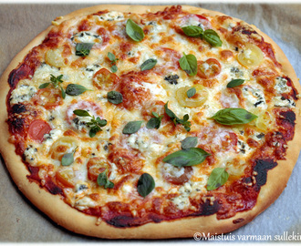 Kolmen juuston tomaattipizza & metsäsieni-perunapizza