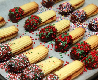 JAM SANDWICHED BUTTER COOKIES DIPPED IN CHOCOLATE & SPRINKLES!