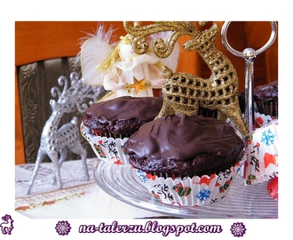 Muffinki czekoladowe z kawałkami czekolady i z wiśniami